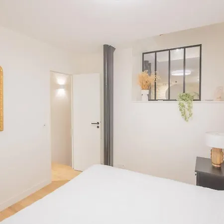 Part Of Saint-germain-des Pres / 3 Bedrooms Apartment Paris